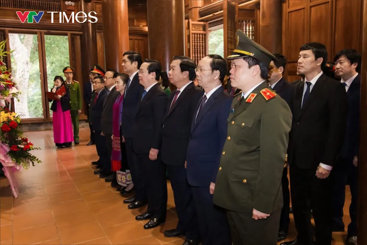 Lãnh đạo tỉnh Nghệ An dâng hương tưởng niệm Chủ tịch Hồ Chí Minh và Tổng Bí thư Lê Hồng Phong - Ảnh 4.