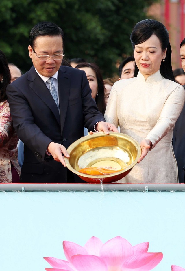 Chủ tịch nước Võ Văn Thưởng và Phu nhân cùng các kiều bào dâng hương, thả cá tại Bến Nhà Rồng - Ảnh 2.