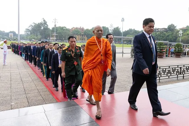 Đoàn đại biểu tham dự Đại hội đại biểu toàn quốc MTTQ Việt Nam vào Lăng viếng Chủ tịch Hồ Chí Minh - Ảnh 2.