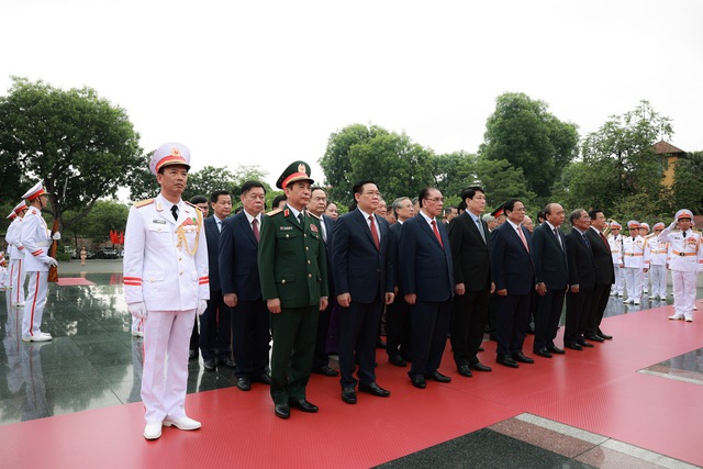 Kỷ niệm 134 năm Ngày sinh Chủ tịch Hồ Chí Minh: Lãnh đạo Đảng, Nhà nước vào Lăng viếng Bác - Ảnh 6.