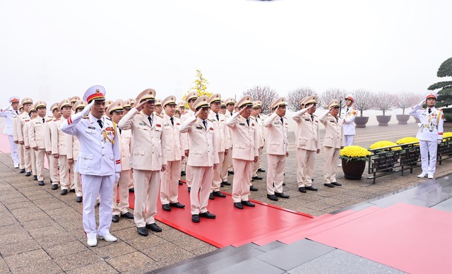 Lãnh đạo Đảng, Nhà nước vào Lăng viếng Chủ tịch Hồ Chí Minh nhân kỷ niệm 94 năm Ngày thành lập Đảng - Ảnh 3.