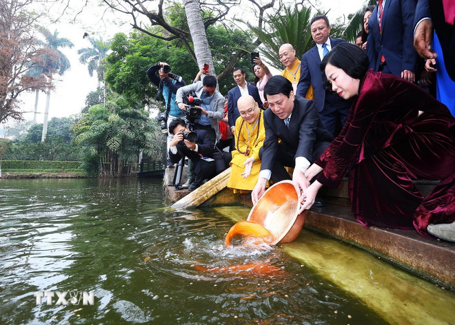 Chủ tịch nước Lương Cường cùng đại biểu kiều bào dâng hương tại Hoàng thành Thăng Long  - Ảnh 2.