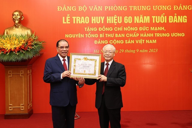 Trao Huy hiệu 60 năm tuổi Đảng tặng nguyên Tổng Bí thư Nông Đức Mạnh - Ảnh 1.