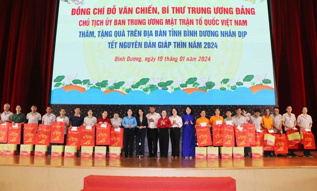 1.000 người dân có hoàn cảnh khó khăn nhận quà Tết của lãnh đạo Trung ương và tỉnh Bình Dương - Ảnh 11.