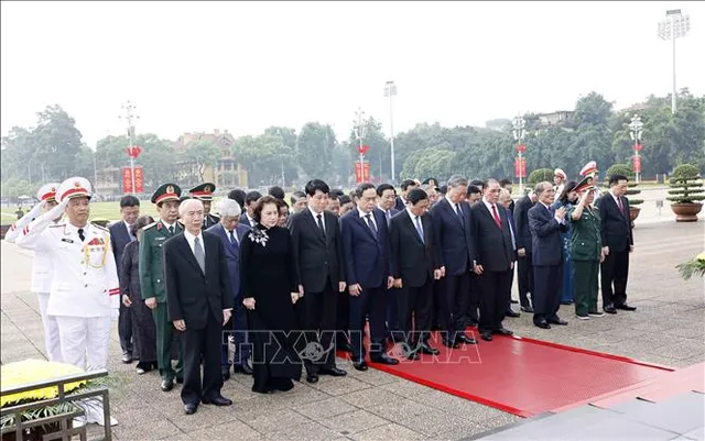 Lãnh đạo Đảng, Nhà nước tưởng niệm các Anh hùng liệt sĩ và vào Lăng viếng Chủ tịch Hồ Chí Minh - Ảnh 4.