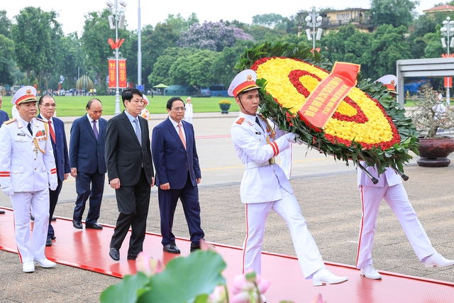 Kỷ niệm 134 năm Ngày sinh Chủ tịch Hồ Chí Minh: Lãnh đạo Đảng, Nhà nước vào Lăng viếng Bác - Ảnh 2.