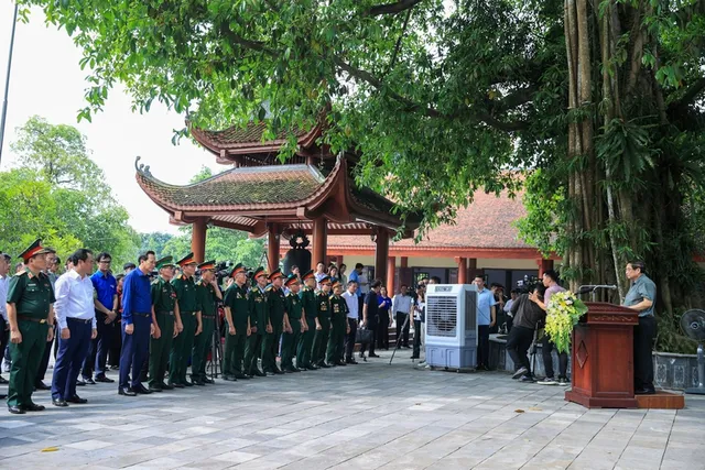 Thủ tướng tưởng niệm các Anh hùng liệt sĩ và tặng quà gia đình chính sách tại Thái Nguyên - Ảnh 5.