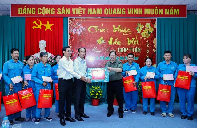 Thủ tướng thăm, tặng quà Tết công nhân, chiến sĩ công an, quân đội - Ảnh 1.