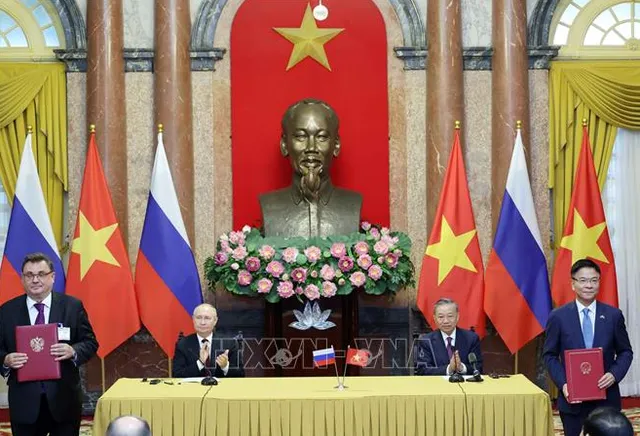 Chủ tịch nước Tô Lâm và Tổng thống Putin chứng kiến trao văn kiện hợp tác - Ảnh 2.