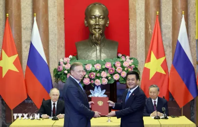 Chủ tịch nước Tô Lâm và Tổng thống Putin chứng kiến trao văn kiện hợp tác - Ảnh 1.