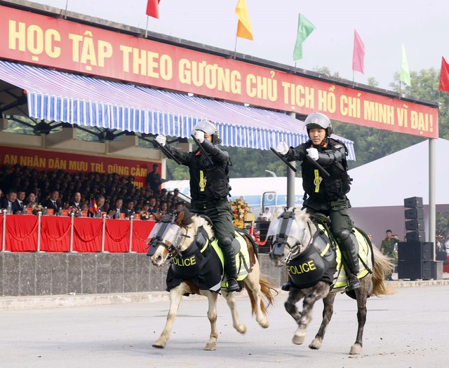 Chủ tịch nước và Tổng thống Mông Cổ thăm Bộ Tư lệnh Cảnh sát cơ động - Ảnh 2.