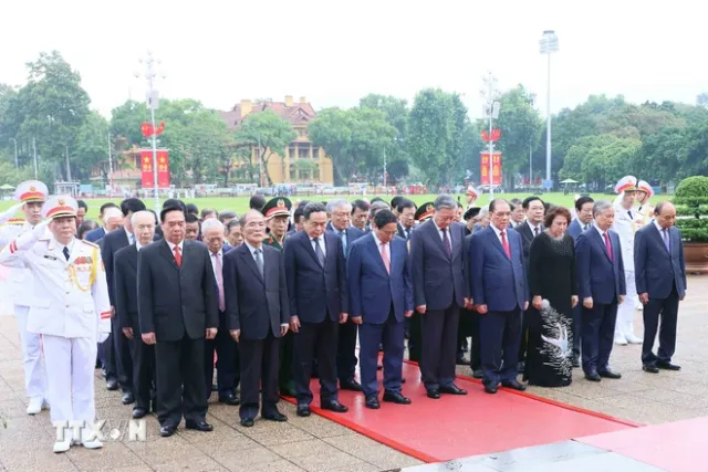 Lãnh đạo Đảng, Nhà nước vào Lăng viếng Chủ tịch Hồ Chí Minh nhân dịp Quốc khánh - Ảnh 2.