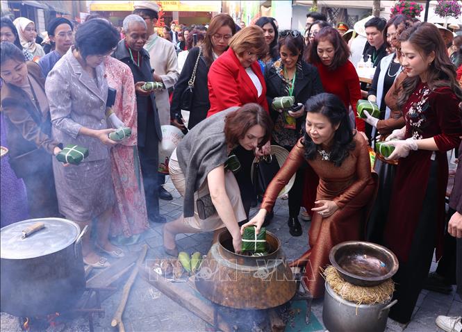 Phu nhân Tổng Bí thư dự Chương trình ngoại giao văn hóa Bản hòa ca Tết Việt - Ảnh 5.