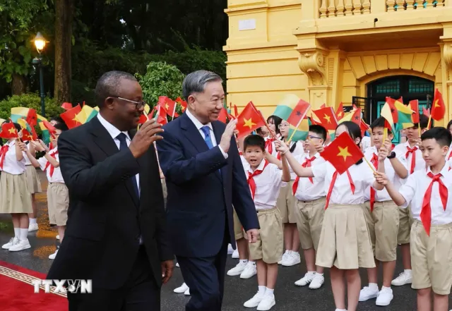 Tổng Bí thư, Chủ tịch nước Tô Lâm chủ trì lễ đón chính thức Tổng thống Guinea-Bissau - Ảnh 2.