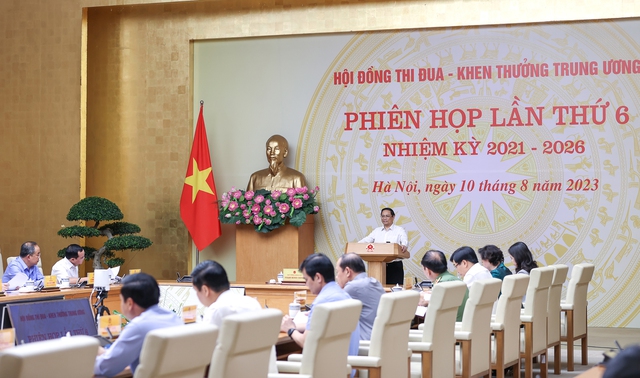 Thủ tướng: Thi đua - khen thưởng cần bám sát các đột phá, những việc khó khăn, phức tạp - Ảnh 1.