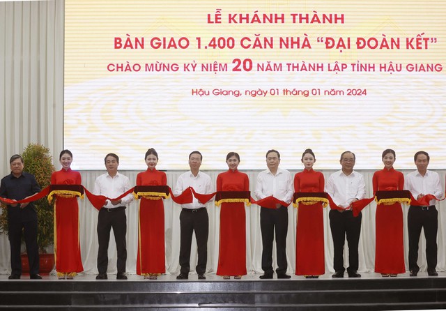 Chủ tịch nước dự Lễ bàn giao 1.400 căn nhà “Đại đoàn kết” tại tỉnh Hậu Giang - Ảnh 1.