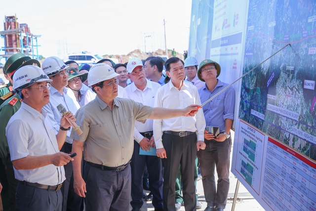 Thủ tướng kiểm tra hiện trường, thúc đẩy tiến độ 2 dự án cao tốc trọng điểm vùng Đông Nam Bộ - Ảnh 1.