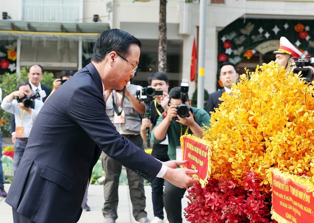 Chủ tịch nước Võ Văn Thưởng và Phu nhân cùng các kiều bào dâng hương, thả cá tại Bến Nhà Rồng - Ảnh 4.