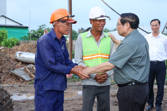 Thủ tướng khảo sát dự án cao tốc Châu Đốc-Cần Thơ-Sóc Trăng và công tác ứng phó sạt lở tại Cần Thơ - Ảnh 2.