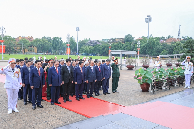 Kỷ niệm 134 năm Ngày sinh Chủ tịch Hồ Chí Minh: Lãnh đạo Đảng, Nhà nước vào Lăng viếng Bác - Ảnh 3.