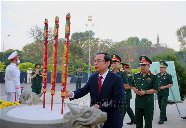 Lãnh đạo TP Hồ Chí Minh dâng hương tưởng niệm các anh hùng liệt sĩ - Ảnh 2.