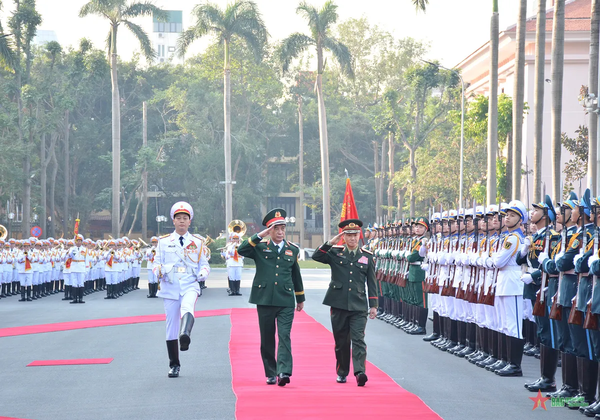 Bộ trưởng Bộ Quốc phòng Lào thăm chính thức Việt Nam - Ảnh 2.