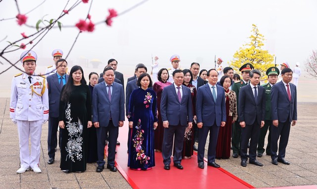 Lãnh đạo Đảng, Nhà nước vào Lăng viếng Chủ tịch Hồ Chí Minh nhân kỷ niệm 94 năm Ngày thành lập Đảng - Ảnh 4.