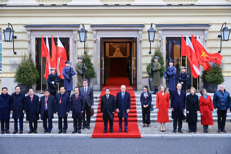 Thủ tướng Donald Tusk chủ trì lễ đón Thủ tướng Phạm Minh Chính thăm chính thức Ba Lan - Ảnh 2.