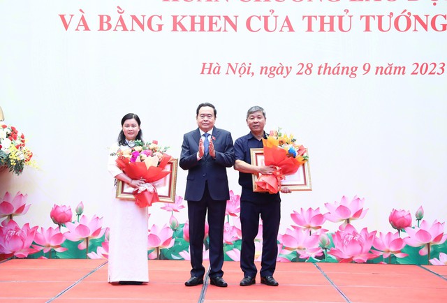 Khen thưởng nhiều tập thể, cá nhân thuộc Ủy ban Thường vụ Quốc hội - Ảnh 2.