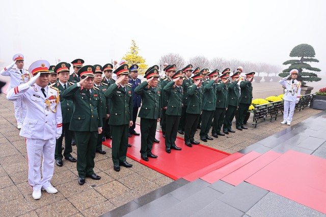 Lãnh đạo Đảng, Nhà nước vào Lăng viếng Chủ tịch Hồ Chí Minh nhân kỷ niệm 94 năm Ngày thành lập Đảng - Ảnh 2.