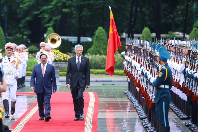 Thủ tướng Phạm Minh Chính chủ trì lễ đón Thủ tướng Singapore Lý Hiển Long - Ảnh 1.