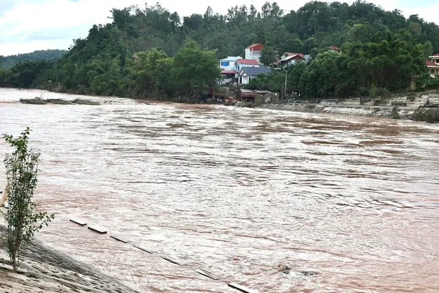 Phó Thủ tướng Bùi Thanh Sơn thị sát tình hình khắc phục hậu quả cơn bão số 3 tại Lạng Sơn - Ảnh 2.