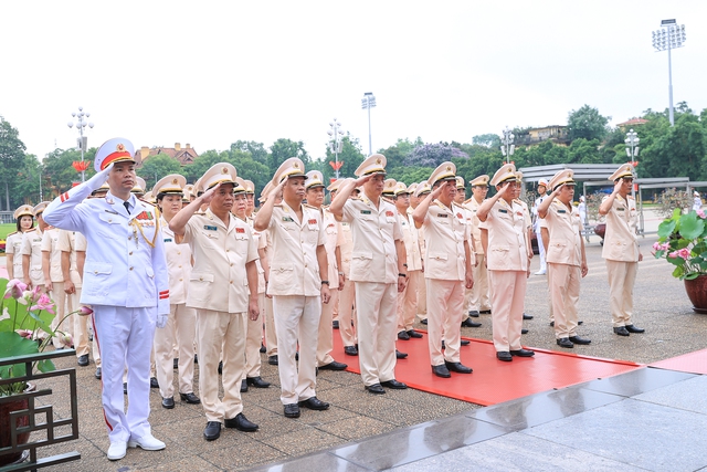 Kỷ niệm 134 năm Ngày sinh Chủ tịch Hồ Chí Minh: Lãnh đạo Đảng, Nhà nước vào Lăng viếng Bác - Ảnh 5.