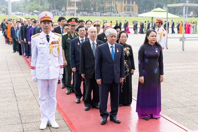 Đoàn đại biểu tham dự Đại hội đại biểu toàn quốc MTTQ Việt Nam vào Lăng viếng Chủ tịch Hồ Chí Minh - Ảnh 1.