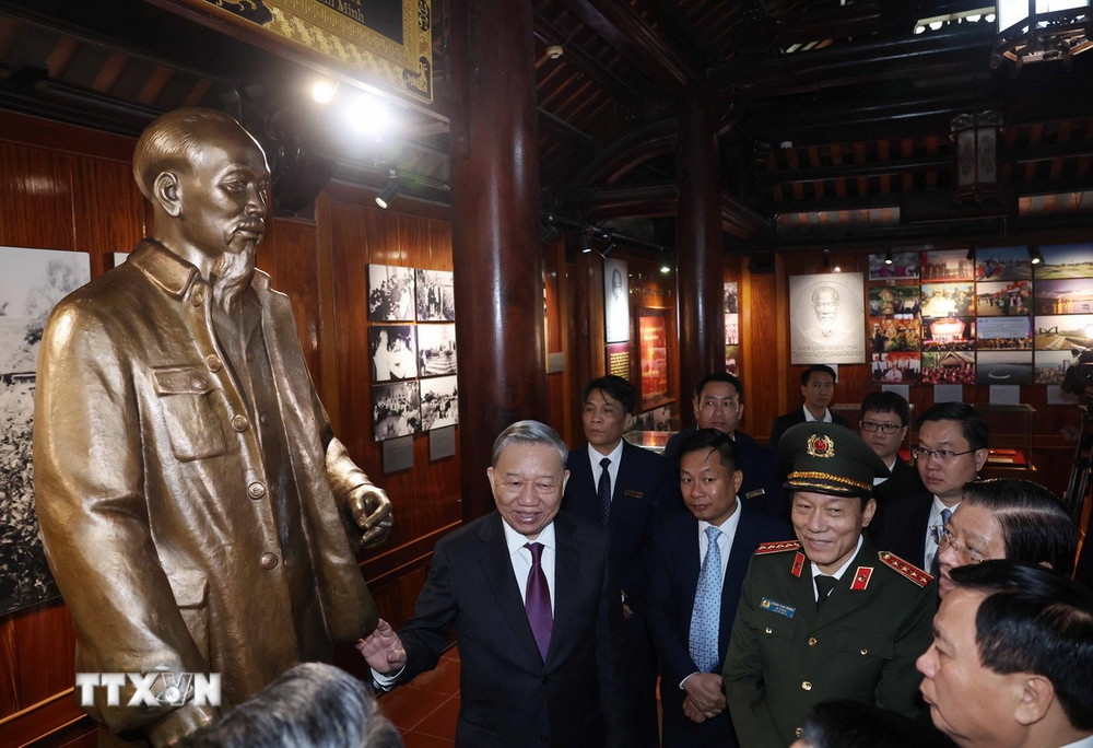 Tổng Bí thư Tô Lâm dâng hương tưởng niệm Chủ tịch Hồ Chí Minh tại Nghệ An ​ - Ảnh 2.