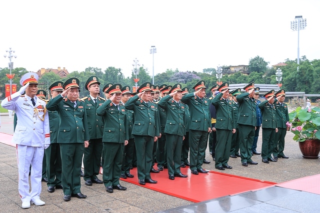 Kỷ niệm 134 năm Ngày sinh Chủ tịch Hồ Chí Minh: Lãnh đạo Đảng, Nhà nước vào Lăng viếng Bác - Ảnh 4.