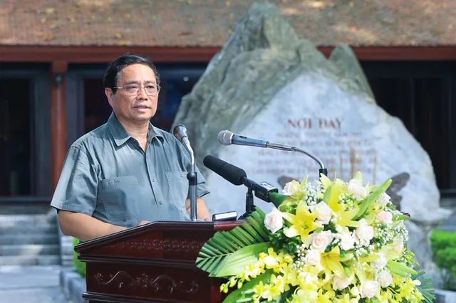 Thủ tướng tưởng niệm các Anh hùng liệt sĩ và tặng quà gia đình chính sách tại Thái Nguyên - Ảnh 4.